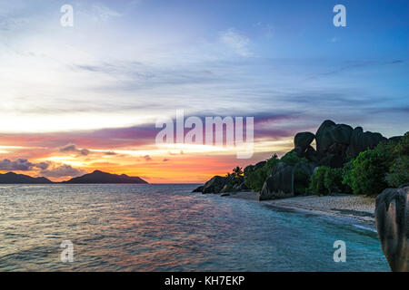 Romantischer Sonnenuntergang am Paradise Beach, berühmten Anse Source D'Argent, La Digue, Seychellen Stockfoto