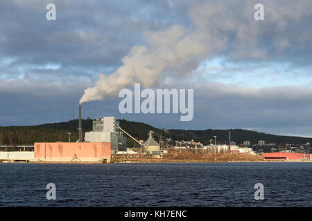 Fernwärme mit viel Rauch kommt aus dem Schornstein, Bild aus dem Norden von Schweden. Stockfoto