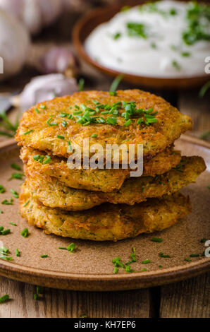 Kartoffelpuffer mit saurer Sahne, Kräuter und Knoblauch in Stockfoto