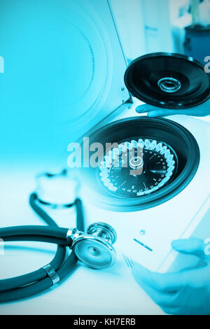 Stethoskop auf dem Schreibtisch gegen ein Chemiker mit Hilfe einer Zentrifuge schließen Stockfoto