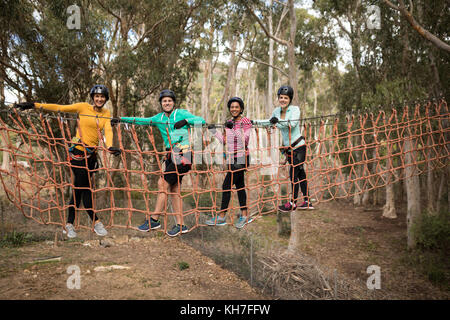 Portrait von glücklichen Freunde gehen auf die Rope Bridge Stockfoto