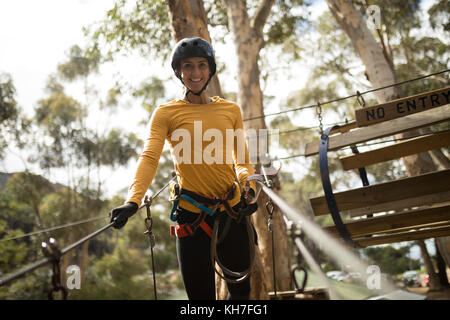 Portrait von Frau auf Zipline im Adventure Park Stockfoto