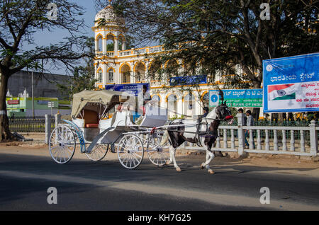 Das Leben in den Straßen von Mysore, Karnataka, Indien Stockfoto