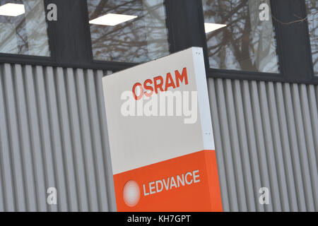 Die Logos „Osram“ und „Ledvance“ können am 14. November 2017 im Werk Nonnendammallee in Berlin auf einer Tafel gelesen werden. Der Leuchtstoffhersteller Ledvance wird seine Werke in Berlin und Augsburg bis Ende 2018 schließen. Nach Angaben der union wird mehr als die Hälfte der Arbeitsplätze in Deutschland abgebaut. Im märz 2017 verkaufte Osram seine 2016 benannte Filiale Ledvance für mehr als 400 Millionen Euro an ein Konsortium, das dem chinesischen Investor MLS angehört. Das Unternehmen beschäftigt mehr als 9000 Mitarbeiter an 17 verschiedenen Standorten weltweit. In Berlin sind 220 Mitarbeiter beschäftigt Stockfoto