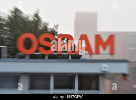 Das Firmenlogo „Osram“ ist am 14. November 2017 am Eingang des Werks in Nonnendammallee, Berlin, zu sehen. Der Leuchtstoffhersteller Ledvance wird seine Werke in Berlin und Augsburg bis Ende 2018 schließen. Nach Angaben der union wird mehr als die Hälfte der Arbeitsplätze in Deutschland abgebaut. Im märz 2017 verkaufte Osram seine 2016 benannte Filiale Ledvance für mehr als 400 Millionen Euro an ein Konsortium, das dem chinesischen Investor MLS angehört. Das Unternehmen beschäftigt mehr als 9000 Mitarbeiter an 17 verschiedenen Standorten weltweit. In Berlin sind es 220 Mitarbeiter Stockfoto