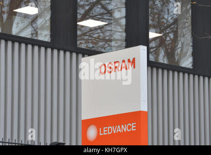 Die Logos „Osram“ und „Ledvance“ können am 14. November 2017 im Werk Nonnendammallee in Berlin auf einer Tafel gelesen werden. Der Leuchtstoffhersteller Ledvance wird seine Werke in Berlin und Augsburg bis Ende 2018 schließen. Nach Angaben der union wird mehr als die Hälfte der Arbeitsplätze in Deutschland abgebaut. Im märz 2017 verkaufte Osram seine 2016 benannte Filiale Ledvance für mehr als 400 Millionen Euro an ein Konsortium, das dem chinesischen Investor MLS angehört. Das Unternehmen beschäftigt mehr als 9000 Mitarbeiter an 17 verschiedenen Standorten weltweit. In Berlin sind 220 Mitarbeiter beschäftigt Stockfoto