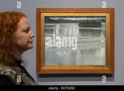 National Gallery, London, Großbritannien. 14. November 2017. Akseli Gallen-Kallela, eine führende Figur der modernen finnischen Malerei, war von der Schönheit der finnischen Landschaft fasziniert und kehrte während seiner gesamten Karriere zum Thema Keitelesee nördlich von Helsinki zurück. Zum ersten Mal in Großbritannien vereint diese Ausstellung alle vier Darstellungen des Sees des Künstlers, die nebeneinander in der Reihenfolge dargestellt werden, in der der Künstler sie gemalt haben soll. Foto: Keitele-See, 1905. Die National Gallery, London. Quelle: Malcolm Park Editorial/Alamy Live News Stockfoto