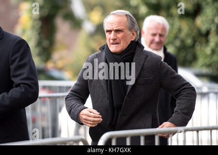 Köln, Deutschland. November 2017. Der ehemalige Fußballspieler und Präsident des 1. FC. Köln Wolfgang Overath trifft am 14. November 2017 zur Trauerfeier des verstorbenen ehemaligen Fußballspielers Hans Schaefer in Köln ein. Der gebürtige Kölner, ehemaliger Kapitän der deutschen Nationalmannschaft und Weltcupsieger Hans Schaefer spielte seit dem Start seiner Carrier ausschließlich für 1. FC Köln. Er starb am 7. November 2017 im Alter von 90 Jahren. Quelle: Marius Becker/dpa/Alamy Live News Stockfoto