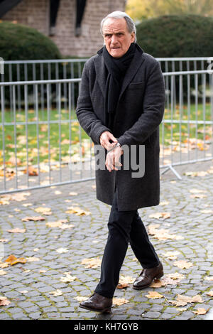 Köln, Deutschland. November 2017. Der ehemalige Fußballspieler und Präsident des 1. FC. Köln Wolfgang Overath trifft am 14. November 2017 zur Trauerfeier des verstorbenen ehemaligen Fußballspielers Hans Schaefer in Köln ein. Der gebürtige Kölner, ehemaliger Kapitän der deutschen Nationalmannschaft und Weltcupsieger Hans Schaefer spielte seit dem Start seiner Carrier ausschließlich für 1. FC Köln. Er starb am 7. November 2017 im Alter von 90 Jahren. Quelle: Marius Becker/dpa/Alamy Live News Stockfoto