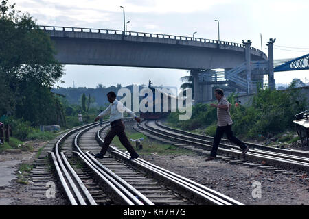 Dhaka, Bangladesch. 14 Nov, 2017 Dhaka, Bangladesch - November 16, 2017: Fußgänger überqueren der Bahngleise bei Dhaka, wenn der herannahende Zug ist nur Sekunden entfernt von den Bahnübergang, Dhaka, Bangladesch. Die Behörden ergriffen haben zahlreiche Schritte Bewußtsein über kreuzenden Straßen und Bahnübergänge sicher in Dhaka zu heben, aber Fußgänger weiterhin Regeln zu verletzen und ihr Leben in Gefahr bringen. Credit: sk Hasan Ali/alamy leben Nachrichten Stockfoto