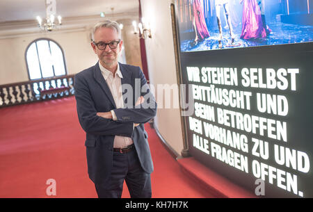 Berlin, Deutschland. November 2017. Oliver Reese, Intendant der Berliner Ensembles, steht anlässlich der Pressekonferenz zum 125. Jahrestag des Theaters. Das Theater am Schiffbauerdamm feiert sein 125-jähriges Bestehen am 19. November 2017. Quelle: Jörg Carstensen/dpa/Alamy Live News Stockfoto