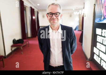 Berlin, Deutschland. November 2017. Oliver Reese, Intendant der Berliner Ensembles, steht anlässlich der Pressekonferenz zum 125. Jahrestag des Theaters. Das Theater am Schiffbauerdamm feiert sein 125-jähriges Bestehen am 19. November 2017. Quelle: Jörg Carstensen/dpa/Alamy Live News Stockfoto