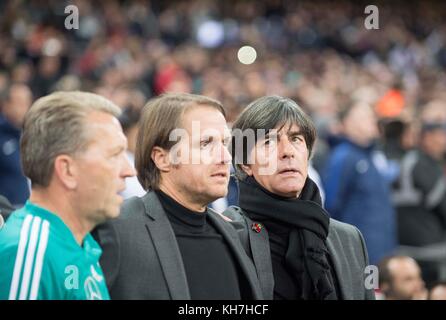 London, Grossbritannien. November 2017. Von links nach rechts Andreas KOEPKE (Kopke, Torwarttrainer, GER), Thomas SCHNEIDER (Co-Trainer/Assistenztrainer, GER), Trainer/Bundestrainer Joachim 'Jogi' LOEW (LOW) (GER), singen die Hymne, Nationalhymne, Fussball-Laenderspiel, Freundschaftsspiel, England (eng) - Deutschland (DE) 0:0, am 10.11.2017 in London/Grossbritannien. |Nutzung weltweit Guthaben: dpa/Alamy Live News Stockfoto