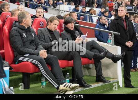 London, Grossbritannien. November 2017. Von links nach rechts Andreas KOEPKE (Kopke, Torwartcoach, GER), Thomas SCHNEIDER (Co-Trainer/Assistenzcoach, GER), Trainer/Bundestrainer Joachim 'Jogi' LOEW (LOW) (GER), sitzten auf der Trainerbank Fussball Laenderspiel, Freundschaftsspiel, England (eng) - Deutschland (GER) 0:0, am 10.11.2017 in London/Grossbritannien. |Nutzung weltweit Guthaben: dpa/Alamy Live News Stockfoto
