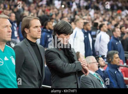 London, Großbritannien. 10.. November 2017. Joachim ' Jogi ' LOEW (Low, Trainer GER) sieht auf die Uhr, von links nach rechts Andreas KOEPKE (Kopke, goalwartcoach, GER), Thomas SCHNEIDER (Co-Trainer/ Assistenzcoach, GER), Joachim ' Jogi ' LOEW (Low, Trainer GER) Fußball Lenderspiel, Freundschaftsspiel, England (eng) - Deutschland (GER) 0:0 10.11.2017 in London/Grossbritannien. Nutzung weltweit Credit: dpa/Alamy Live News Stockfoto