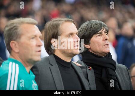 London, Grossbritannien. November 2017. Von links nach rechts Andreas KOEPKE (Kopke, Torwarttrainer, GER), Thomas SCHNEIDER (Co-Trainer/Assistenztrainer, GER), Trainer/Bundestrainer Joachim 'Jogi' LOEW (LOW) (GER), singen die Hymne, Nationalhymne, Fussball-Laenderspiel, Freundschaftsspiel, England (eng) - Deutschland (DE) 0:0, am 10.11.2017 in London/Grossbritannien. |Nutzung weltweit Guthaben: dpa/Alamy Live News Stockfoto