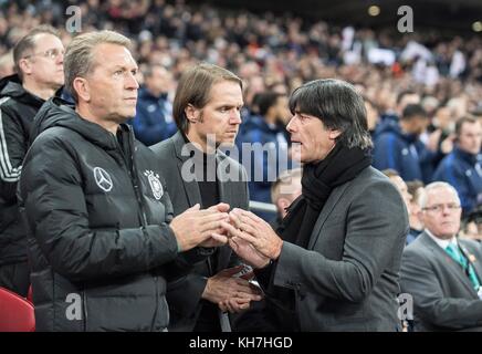London, Grossbritannien. November 2017. V.r. Joachim ' Jogi ' LOEW (Low, Trainer GER), Thomas SCHNEIDER (Co-Trainer/Assistenztrainer GER), Andreas KOEPKE (Kopke, Torwarttrainer GER), Diskussion, Gespraech, Fussball Laenderspiel, Freundschaftsspiel, England (eng) - Deutschland (DE) 0:0, am 10.11.2017 in London/Grossbritannien. |Nutzung weltweit Guthaben: dpa/Alamy Live News Stockfoto