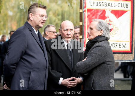 Köln, Deutschland. November 2017. DFB-Präsident Reinhard Grindel (L-R), ehemaliger Fußballspieler Horst Eckel und ehemaliger Fußballspieler und Präsident der 1. Der FC Köln Wolfgang Overath stand bei der Beerdigung von Hans Schaefer am 14. November 2017 auf dem Südfriedhof in Köln zusammen. Der gebürtige Kölner, ehemaliger Kapitän der deutschen Nationalmannschaft und Weltcupsieger Hans Schaefer spielte seit dem Start seiner Carrier ausschließlich für 1. FC Köln. Er starb am 7. November 2017 im Alter von 90 Jahren. Quelle: Marius Becker/dpa/Alamy Live News Stockfoto