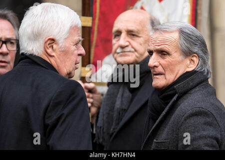 Köln, Deutschland. November 2017. Präsident von 1. Der FC Köln, Werner Spinner (L) und sein Vorgänger Wolfgang Overath stehen bei der Beerdigung des verstorbenen ehemaligen Fußballspielers Hans Schaefer am 14. November 2017 auf dem Südfriedhof in Köln zusammen. Der gebürtige Kölner, ehemaliger Kapitän der deutschen Nationalmannschaft und Weltcupsieger Hans Schaefer spielte seit dem Start seiner Carrier ausschließlich für 1. FC Köln. Er starb am 7. November 2017 im Alter von 90 Jahren. Quelle: Marius Becker/dpa/Alamy Live News Stockfoto