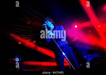 Mailand, Italien. 13 Nov, 2017. The Kooks führt bei Fabrique in Milano, Italien leben. 13 Nov, 2017. Credit: Mairo Cinquetti/Alamy leben Nachrichten Stockfoto