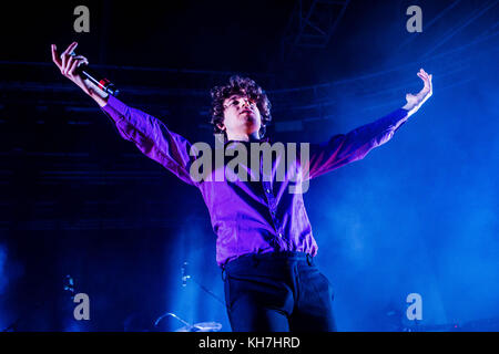 Mailand, Italien. 13 Nov, 2017. The Kooks führt bei Fabrique in Milano, Italien leben. 13 Nov, 2017. Credit: Mairo Cinquetti/Alamy leben Nachrichten Stockfoto