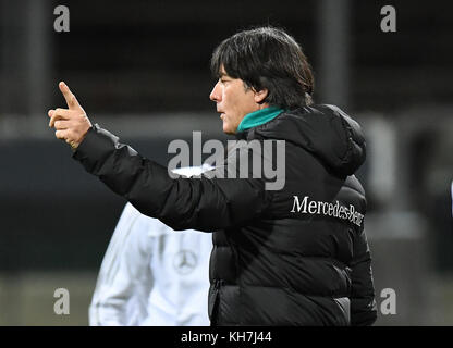 Bundestrainer Joachim Jogi Loew (Deutschland) zeigt. GES./ Fussball/ DFB-Training, Köln, 13.11.2017 Fußball / Fußball: Training / Prägnanz der deutschen Nationalmannschaft, Köln, 13. November 2017 |Einsatz weltweit Stockfoto