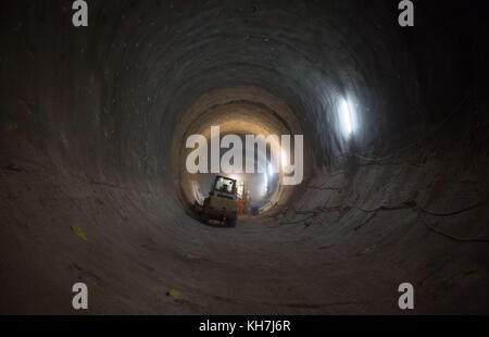 Stuttgart, Deutschland. November 2017. Bauarbeiter stehen hinter einer Baumaschine im Tunnel Bad Cannstatt, der im Zuge des Eisenbahnprojekts Stuttgart 21 am 13. November 2017 in Stuttgart gebaut wird. Quelle: Marijan Murat/dpa/Alamy Live News Stockfoto