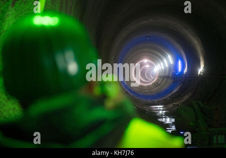 Stuttgart, Deutschland. November 2017. Ein Fotograf fotografiert die Röhre des Bad Cannstatt-Tunnels, der im Zuge des Eisenbahnprojekts Stuttgart 21 am 13. November 2017 in Stuttgart gebaut wird. Quelle: Marijan Murat/dpa/Alamy Live News Stockfoto