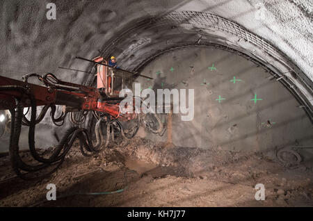 Stuttgart, Deutschland. 13.. November 2017. Ein Bauarbeiter betreibt im Eisenbahntunnel zwischen Hauptbahnhof und Bad Cannstatt eine Baumaschine, die im Zuge des Bahnprojekts Stuttgart 21 in Stuttgart, Deutschland, am 13. November 2017, gebaut wird. Quelle: Marijan Murat/dpa/Alamy Live News Stockfoto