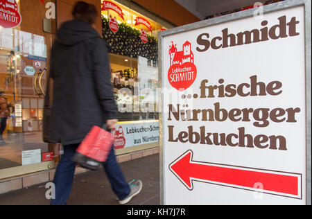 Paderborn, Deutschland. November 2017. Vor einem Geschäft in Paderborn steht am 14. November 2017 eine Werbetafel mit der Aufschrift '.frische Nürnberger Lebkuchen'. Fast sechs Wochen vor Beginn der Weihnachtsvorbereitungen in der Domstadt. Quelle: Friso Gentsch/dpa/Alamy Live News Stockfoto