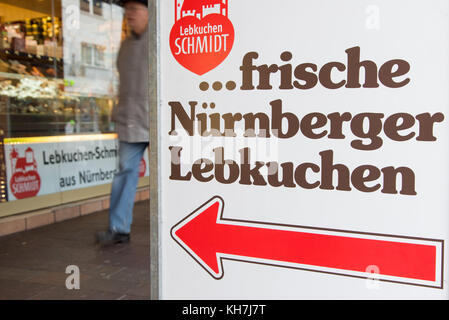 Paderborn, Deutschland. November 2017. Vor einem Geschäft in Paderborn steht am 14. November 2017 eine Werbetafel mit der Aufschrift '.frische Nürnberger Lebkuchen'. Fast sechs Wochen vor Beginn der Weihnachtsvorbereitungen in der Domstadt. Quelle: Friso Gentsch/dpa/Alamy Live News Stockfoto