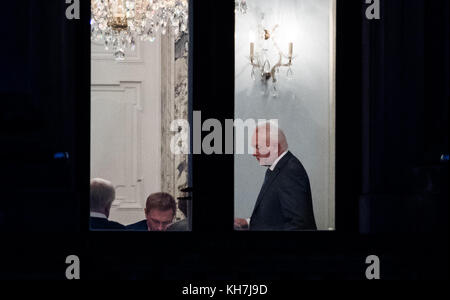 Berlin, Deutschland. November 2017. Der CSU-Vorsitzende und Bayerns Ministerpräsident Horst Seehofer (L-R), Christian Lindner, Vorsitzender der FDP, die Bundeskanzlerin Angela Merkel (CDU) und Wolfgang Kubicki, stellvertretender Vorsitzender der FDP, verhandeln während der Sondierungsgespräche der CDU, der CSU, der FDP und der Grünen Partei in der Parlamentarischen Gesellschaft (lit. Parlamentarische Gesellschaft) in Berlin, 14. November 2017. Quelle: Bernd von Jutrczenka/dpa/Alamy Live News Stockfoto