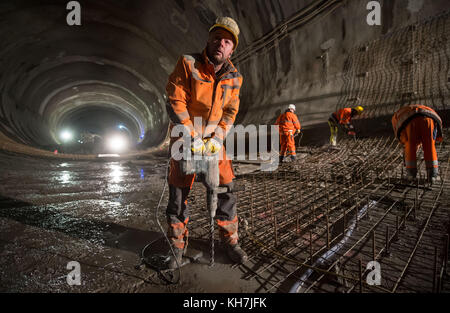 Stuttgart, Deutschland. November 2017. Bauarbeiter befestigen im Tunnel Bad Cannstatt, der im Zuge des Eisenbahnprojekts Stuttgart 21 in Stuttgart am 13. November 2017 gebaut wird, Verstärkungen am Boden. Quelle: Marijan Murat/dpa/Alamy Live News Stockfoto