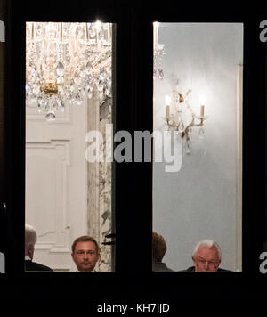 Berlin, Deutschland. November 2017. Horst Seehofer (CSU, L-R), Ministerpräsident von Bayern, Christian Lindner, Vorsitzende der FDP, Bundeskanzlerin Angela Merkel (CDU) und Wolfgang Kubicki, stellvertretender Vorsitzender der FDP, verhandeln während der Sondierungsgespräche der CDU, der CSU, der FDP und der Grünen Partei in der Parlamentarischen Gesellschaft (lit. Parlamentarische Gesellschaft) in Berlin, 14. November 2017. Quelle: Bernd von Jutrczenka/dpa/Alamy Live News Stockfoto