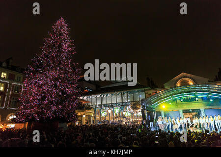 Covent Garden, London, Großbritannien, 14. November 2017. Die Covent Garden Weihnachtsbeleuchtung 2017 ist eingeschaltet. Zu den festlichen Feierlichkeiten gehören Auftritte des gefeierten Hits West End Musical 42nd Street mit Nummern aus der Show. Pudsey und seine besonderen Gäste Kylie schalten in Zusammenarbeit mit BBC Children in Need in diesem Jahr die Lichter ein.Es gibt 40 Mistelkandeliers und Girlanden mit mehr als 100,000 Erbsenlampen im Markt. Auf der Piazza befindet sich Londons größter handgeernter Weihnachtsbaum. Kredit: Imageplotter Nachrichten und Sport/Alamy Live Nachrichten Stockfoto