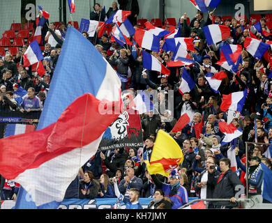 Köln, Deutschland. 14.. November 2017. Französische Fans feiern ihr Team vor dem internationalen Fußballspiel zwischen Deutschland und Frankreich in Köln, Deutschland, am 14. November 2017. Quelle: Roland Weihrauch/dpa/Alamy Live News Stockfoto