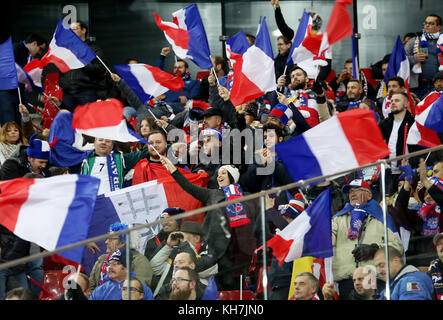 Köln, Deutschland. 14.. November 2017. Französische Fans feiern ihr Team vor dem internationalen Fußballspiel zwischen Deutschland und Frankreich in Köln, Deutschland, am 14. November 2017. Quelle: Roland Weihrauch/dpa/Alamy Live News Stockfoto