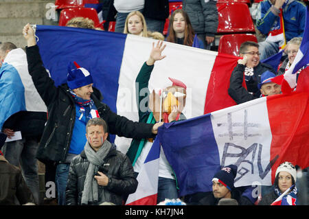 Köln, Deutschland. 14.. November 2017. Französische Fans feiern ihr Team vor dem internationalen Fußballspiel zwischen Deutschland und Frankreich in Köln, Deutschland, am 14. November 2017. Quelle: Roland Weihrauch/dpa/Alamy Live News Stockfoto