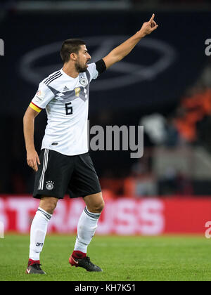 Köln, Deutschland. November 2017. Der deutsche Sami Khedira gibt beim internationalen Fußballspiel zwischen Deutschland und Frankreich am 14. November 2017 in Köln Gesten. Quelle: Marius Becker/dpa/Alamy Live News Stockfoto