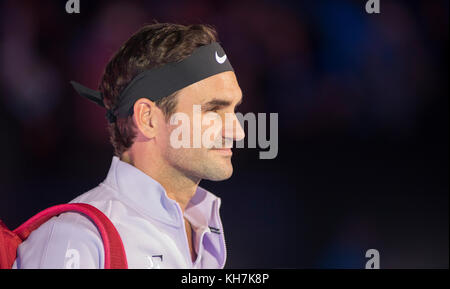 O2, London, Großbritannien. 14. November 2017. Tag 3 des Nitto ATP Finals, abendliches Einzelspiel, Roger Federer (SUI) gegen Alexander Zverev (GER). Der sechsfache Champion Roger Federer erreicht die letzten vier, nachdem er 7-6 (8:6) 5-7 6-1 in einem Spiel von 2 Stunden und 13 Minuten gewonnen hat. Quelle: Malcolm Park/Alamy Live News. Stockfoto