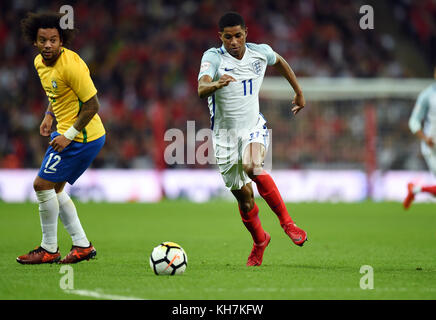 London, Großbritannien. November 2017. Marcus Rashford aus England WIRD VON Marcelo aus Brasilien HERAUSGEFORDERT ENGLAND V BRASILIEN ENGLAND V BRASILIEN, INTERNATIONAL FREUNDLICH 14. November 2017 GBB5264 INTERNATIONAL FREUNDLICH STRENG REDAKTIONELL VERWENDET. Wenn Der In Diesem Bild Dargestellte Spieler/Spieler Für Einen Englischen Club Oder Die Nationalmannschaft Englands Spielt/Spielen. Dann Darf Dieses Bild Nur Für Redaktionelle Zwecke Verwendet Werden. Keine Kommerzielle Nutzung. Credit: Allstar Picture Library/Alamy Live News Stockfoto