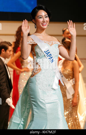 Tokio, Japan. November 2017. Miss Japan Natsuki Tsutsui begrüßt das Publikum während der 57. Miss International Beauty Pageant 2017 im Rathaus von Tokio, Japan, am 14. November 2017. In diesem Jahr trafen sich 69 Teilnehmer aus verschiedenen Ländern und Regionen in Japan, um den Titel zu gewinnen. Quelle: Rodrigo Reyes Marin/AFLO/Alamy Live News Stockfoto