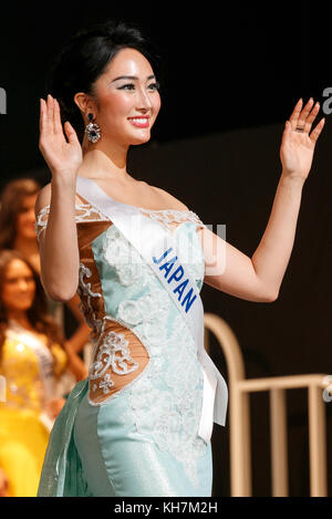 Tokio, Japan. November 2017. Miss Japan Natsuki Tsutsui begrüßt das Publikum während der 57. Miss International Beauty Pageant 2017 im Rathaus von Tokio, Japan, am 14. November 2017. In diesem Jahr trafen sich 69 Teilnehmer aus verschiedenen Ländern und Regionen in Japan, um den Titel zu gewinnen. Quelle: Rodrigo Reyes Marin/AFLO/Alamy Live News Stockfoto