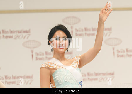 Tokio, Japan. 14. November 2017. miss Japan natsuki tsutsui begrüßt das Publikum während der'' der 57. internationalen Schönheitswettbewerb 2017'' im Tokyo Dome City Hall am 14. November 2017, Tokio, Japan, die in diesem Jahr 69 Teilnehmer aus verschiedenen Ländern und Regionen in Japan gesammelt für den Titel zu konkurrieren. Credit: rodrigo Reyes Marin/LBA/alamy leben Nachrichten Stockfoto