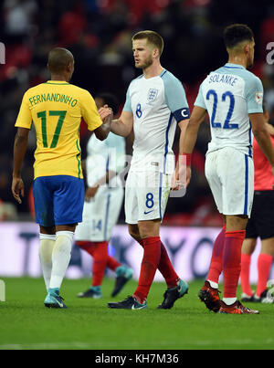 London, Großbritannien. November 2017. Eric Dier aus England und Fernandinho aus Brasilien am Ende des Spiels ENGLAND V BRAZIL ENGLAND V BRAZIL, INTERNATIONAL FREUNDLICH 14. November 2017 GBB5302 INTERNATIONAL FREUNDLICH STRENG REDAKTIONELL VERWENDET. Wenn Der In Diesem Bild Dargestellte Spieler/Spieler Für Einen Englischen Club Oder Die Nationalmannschaft Englands Spielt/Spielen. Dann Darf Dieses Bild Nur Für Redaktionelle Zwecke Verwendet Werden. Keine Kommerzielle Nutzung. Credit: Allstar Picture Library/Alamy Live News Stockfoto