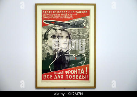 Moskau, Russland. 14 Nov, 2017. das Plakat durch russische Avantgarde Künstler El Lissitzky (1890-1941) ab 1941 können Sie in der Tretjakow-Galerie in Moskau, Russland, 14. November 2017. es Kampagnen für die Verteidigung gegen die deutschen Angreifer während des Zweiten Weltkrieges. Die Ausstellung vom 16. November - 18. Februar erinnert an den russischen Maler, Designer und Architekt, der auch dem deutschen Bauhaus mit seinen klaren geometrischen Stil beeinflusst. (Achtung Redaktionen: Für redaktionelle Verwendung nur in Zusammenhang mit der aktuellen Berichterstattung/obligatorischer Kredit Kredit): friedemann Kohler/dpa/alamy leben Nachrichten Stockfoto