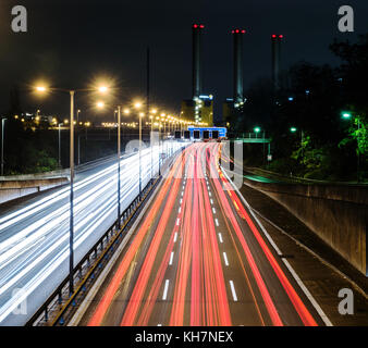 Berlin, Deutschland. November 2017. Starker Verkehr auf der Schnellstraße am Abend in Berlin, Deutschland, 14. November 2017. Die zahlreichen Autos können nur als Lichtspuren in dieser Langzeitaufnahme gesehen werden. Im Hintergrund ist das Thermalkraftwerk Wilmersdorf zu sehen. Quelle: Paul Zinken/dpa/Alamy Live News Stockfoto