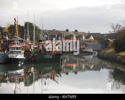 Queenborough, Kent, UK. 15 Nov, 2017. UK Wetter: Eine ruhige und relativ milden November Tag in der historischen Stadt Queenborough auf der Insel Sheppey. Boote in Queenborough Creek. Credit: James Bell/Alamy leben Nachrichten Stockfoto