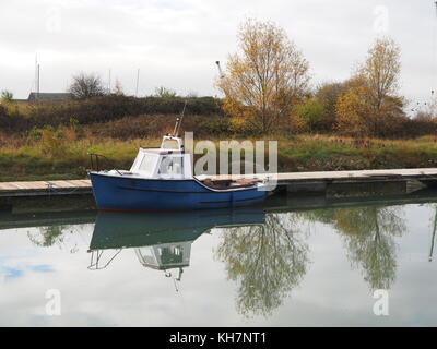 Queenborough, Kent, UK. 15 Nov, 2017. UK Wetter: Eine ruhige und relativ milden November Tag in der historischen Stadt Queenborough auf der Insel Sheppey. Boote in Queenborough Creek. Credit: James Bell/Alamy leben Nachrichten Stockfoto