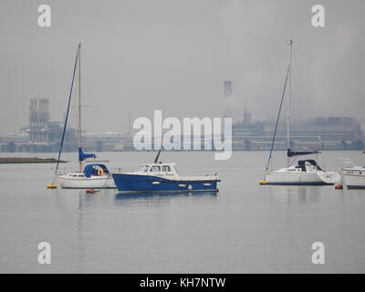 Queenborough, Kent, UK. 15 Nov, 2017. UK Wetter: Eine ruhige und relativ milden November Tag in der historischen Stadt Queenborough auf der Insel Sheppey. Boote in Queenborough Hafen. Credit: James Bell/Alamy leben Nachrichten Stockfoto